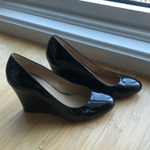 Banana republic black patent leather wedge pump, size 9